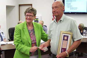 (Left to right) Selma Mayor Cheryl Oliver presents an honorary Key to the City to recently retired businessman Sammie Collier. WTSB Photo