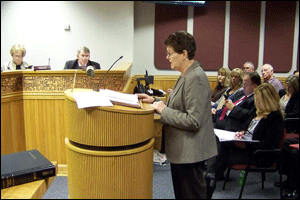 Teresa Rose from Four Oaks discusses concerns about the Atlantic Coast Pipeline with Johnston County Commissioners. WTSB Photo